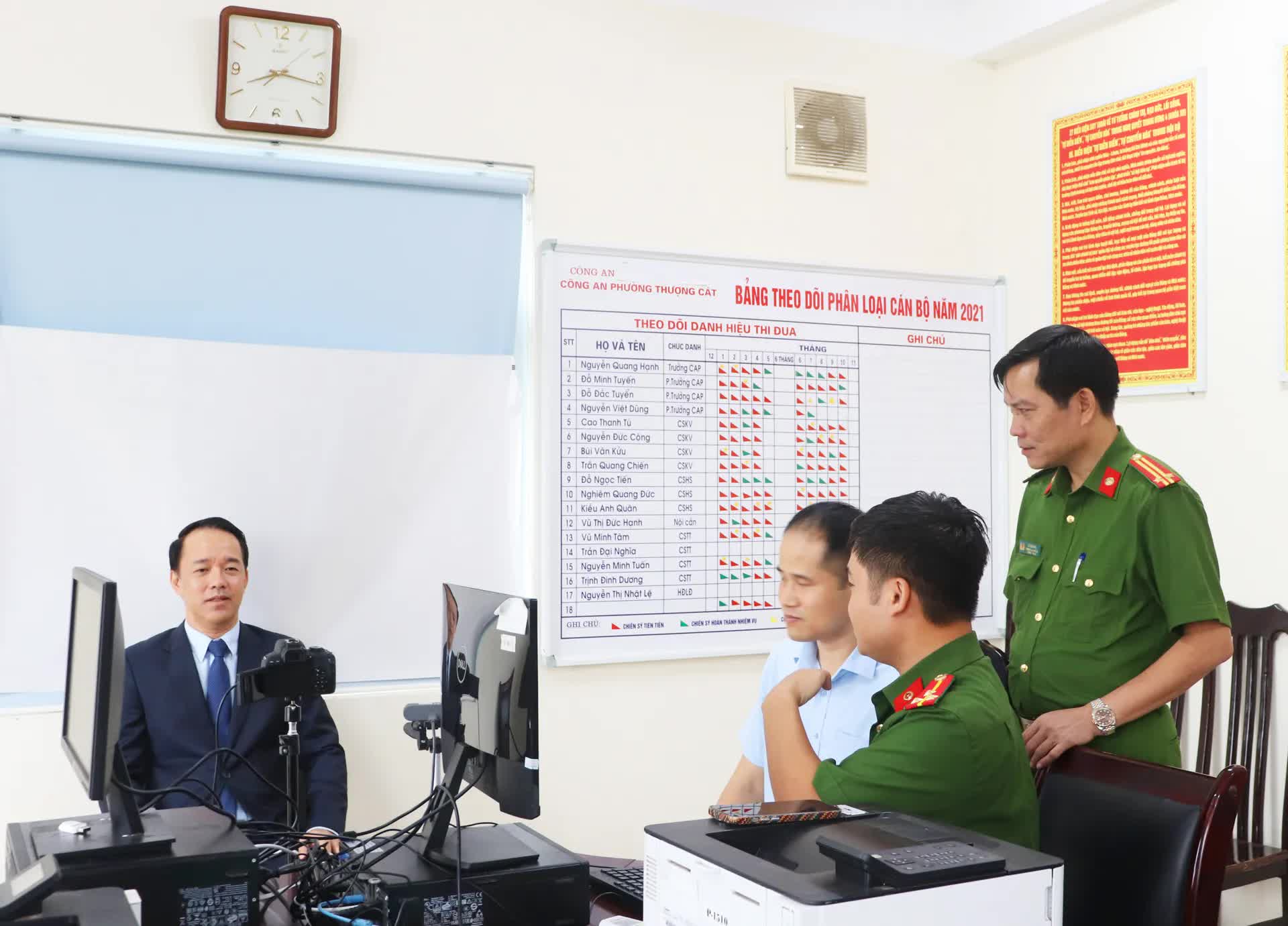 Phường Thượng Cát đổi thẻ đảng viên, chuẩn hóa dữ liệu trong kỷ nguyên số- Ảnh 1.