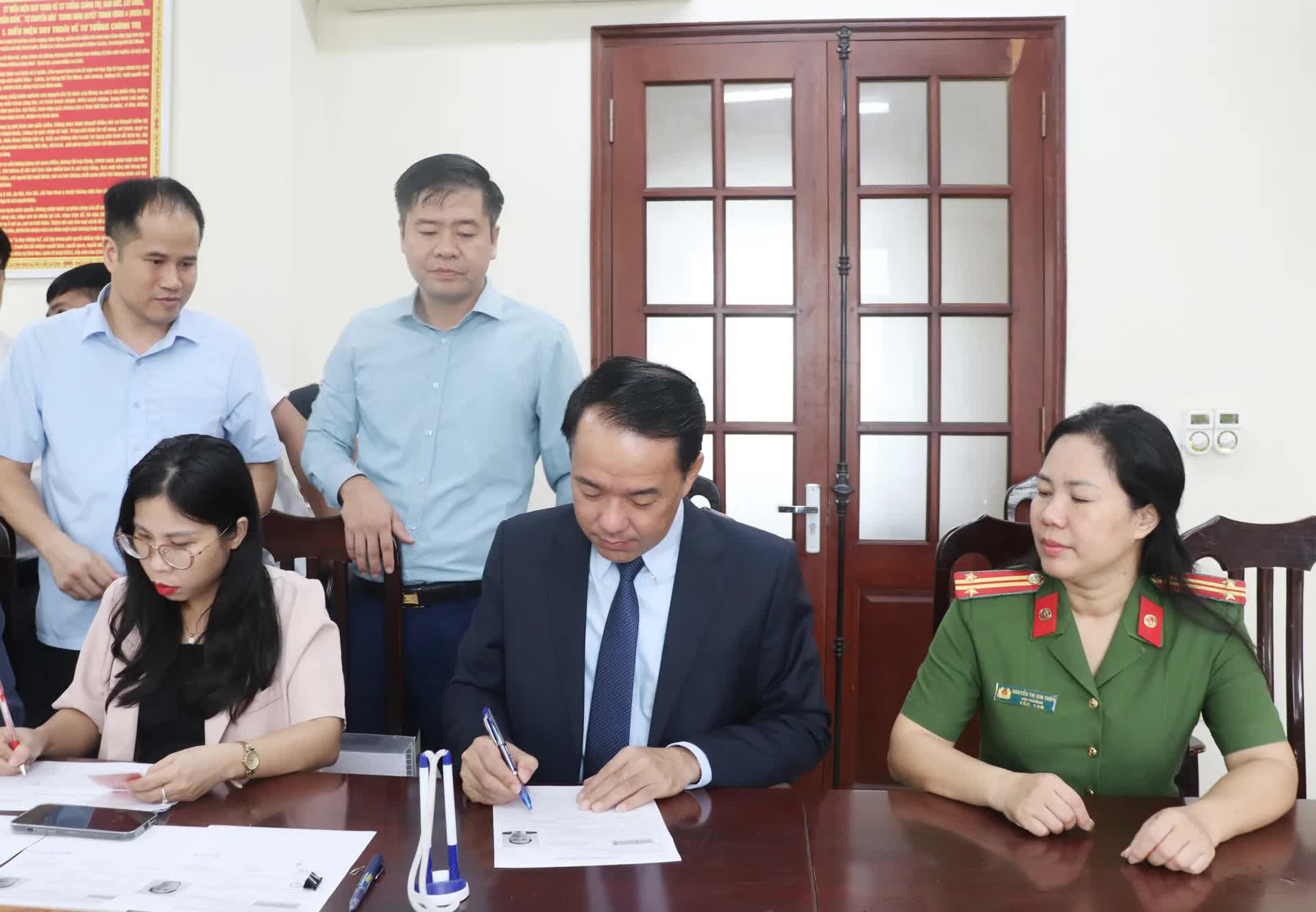 Phường Thượng Cát đổi thẻ đảng viên, chuẩn hóa dữ liệu trong kỷ nguyên số- Ảnh 3.