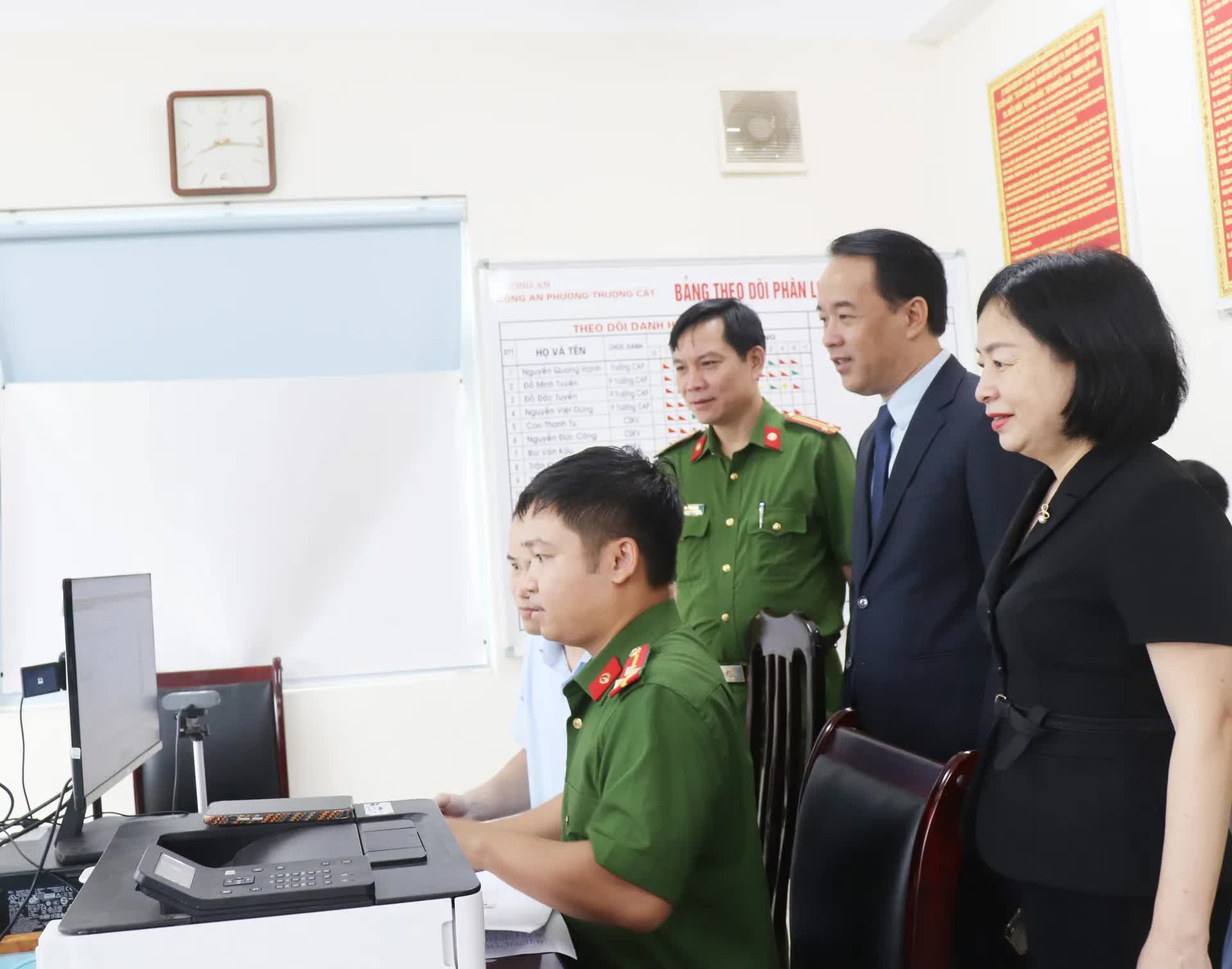 Phường Thượng Cát đổi thẻ đảng viên, chuẩn hóa dữ liệu trong kỷ nguyên số- Ảnh 2.