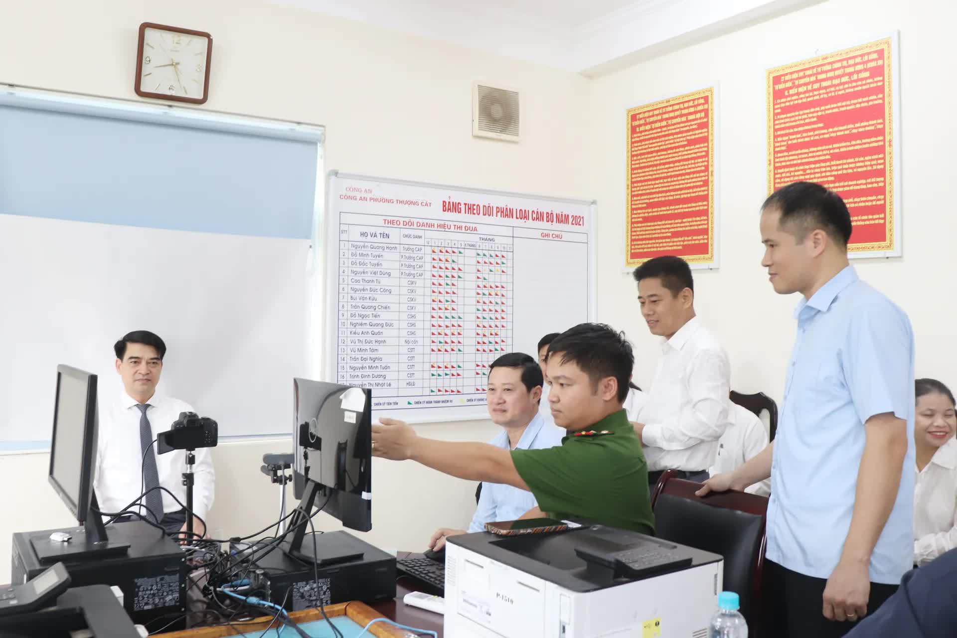 Phường Thượng Cát đổi thẻ đảng viên, chuẩn hóa dữ liệu trong kỷ nguyên số- Ảnh 6.