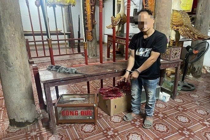 Công an xã Hòa Phú: Cảnh giác trộm cắp tài sản
tại các cơ sở tôn giáo - tín ngưỡng
- Ảnh 4.