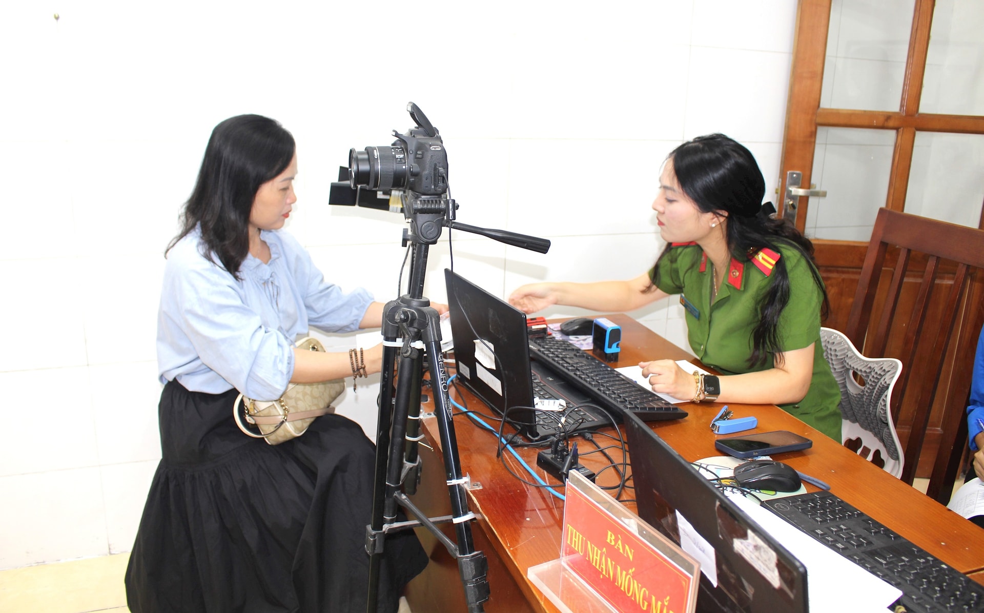 Phường Hai Bà Trưng: Làm việc 3 ca đổi thẻ Đảng cho hơn 6.000 đảng viên- Ảnh 2.