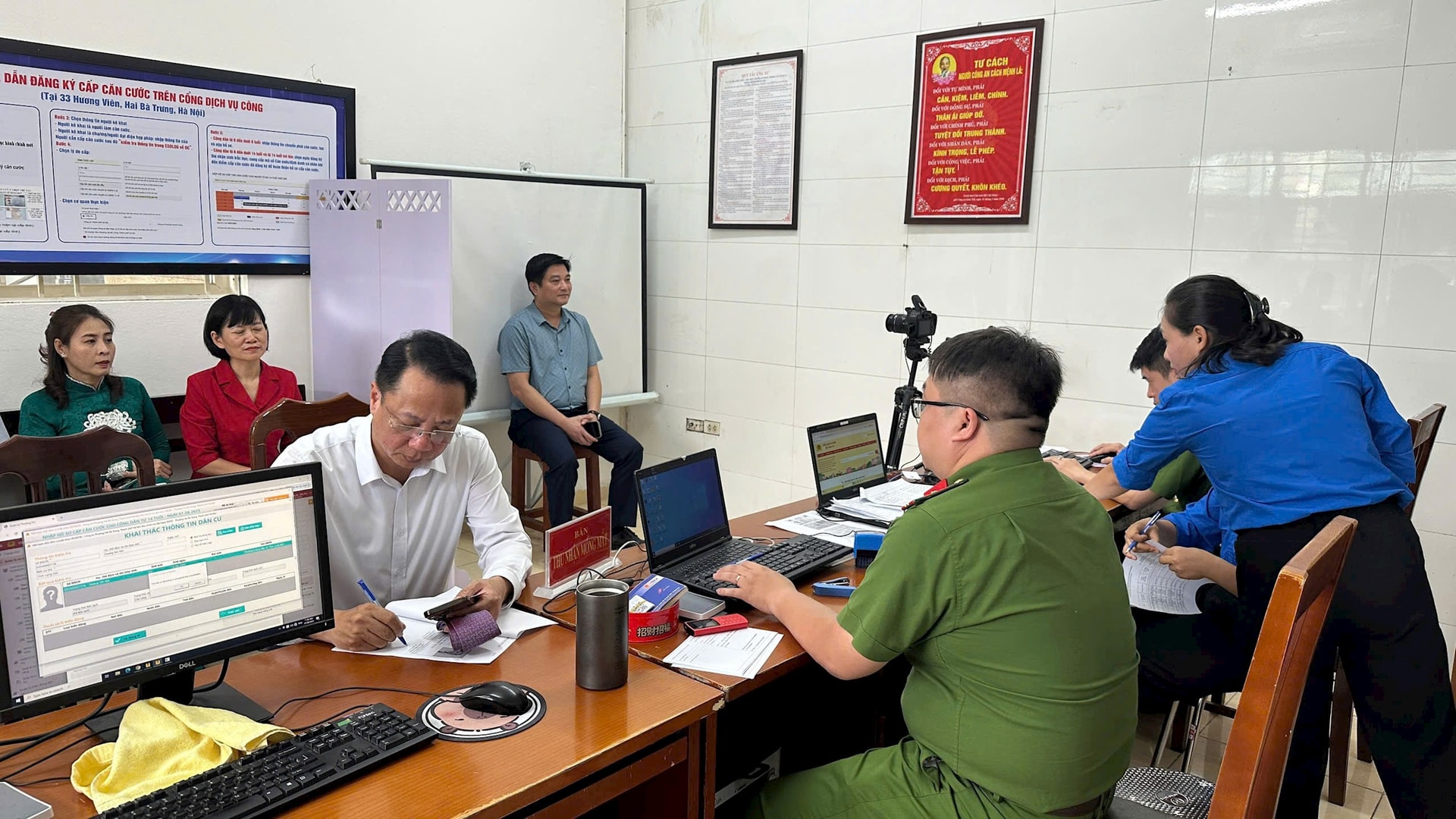 Phường Hai Bà Trưng: Làm việc 3 ca đổi thẻ Đảng cho hơn 6.000 đảng viên- Ảnh 1.