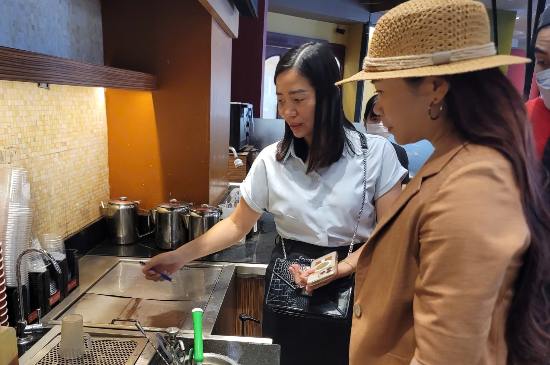 Phường Ba Đình bảo đảm an toàn thực phẩm phục vụ người dân, du khách- Ảnh 2.