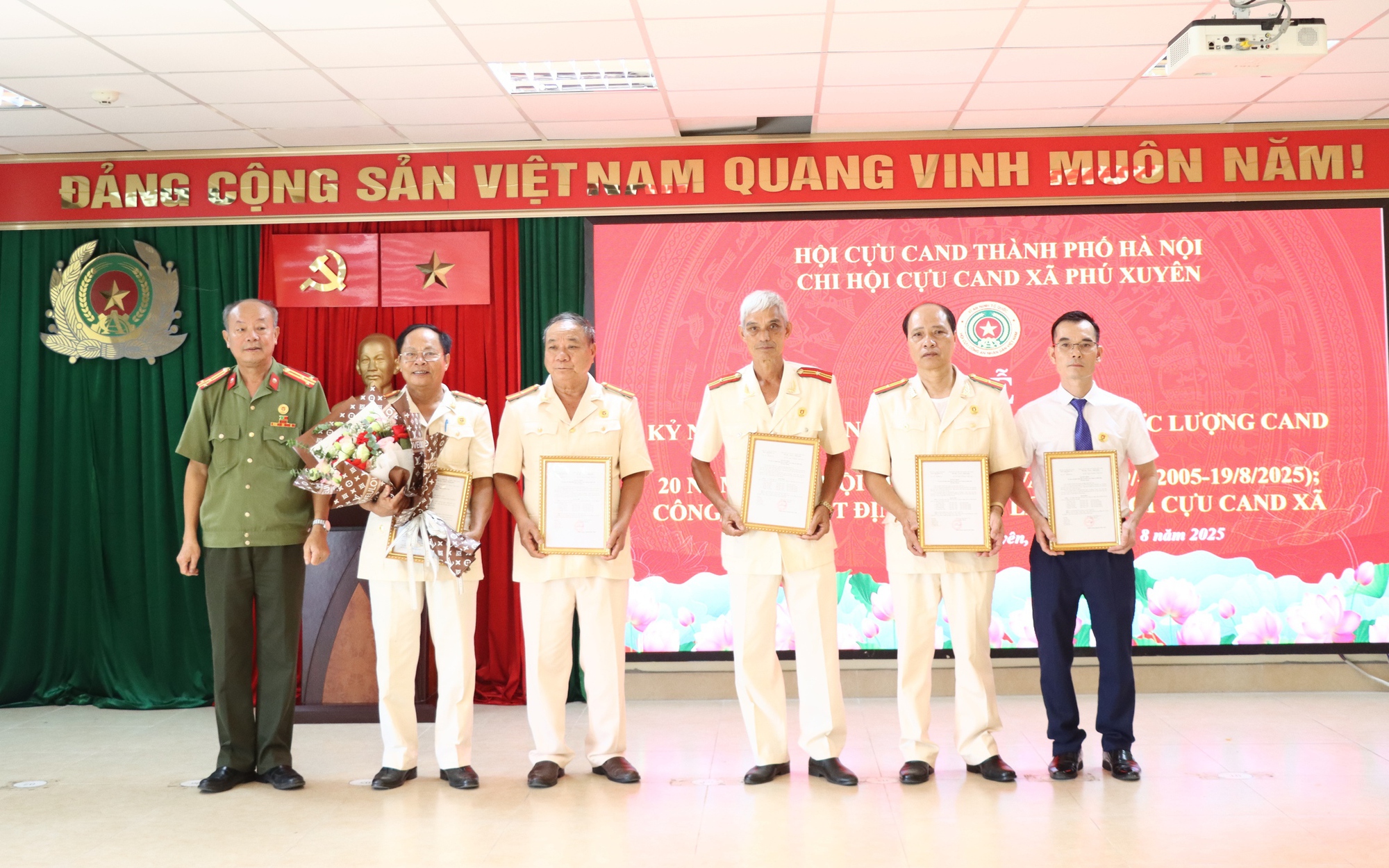Lễ Công bố Quyết định thành lập chi Hội Cựu Công an nhân dân xã Phú Xuyên