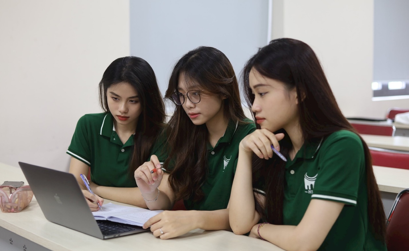 C:\Users\Admin\Desktop\HUYỆN ỦY - UBND HUYỆN\MỚI\Thủ khoa- Bảo Ngọc cùng các bạn tại Trường Quản trị và Kinh doanh.jpg