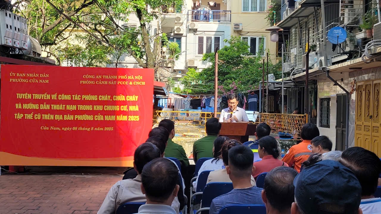 Công an phường Cửa Nam: Tổ chức Hội nghị tuyên truyền, phổ biến kiến thức pháp luật về phòng cháy, chữa cháy và hướng dẫn kỹ năng thoát nạn cho các hộ gia đình tại các khu chung cư, nhà tập thể cũ trên địa bàn phường Cửa Nam.- Ảnh 1.
