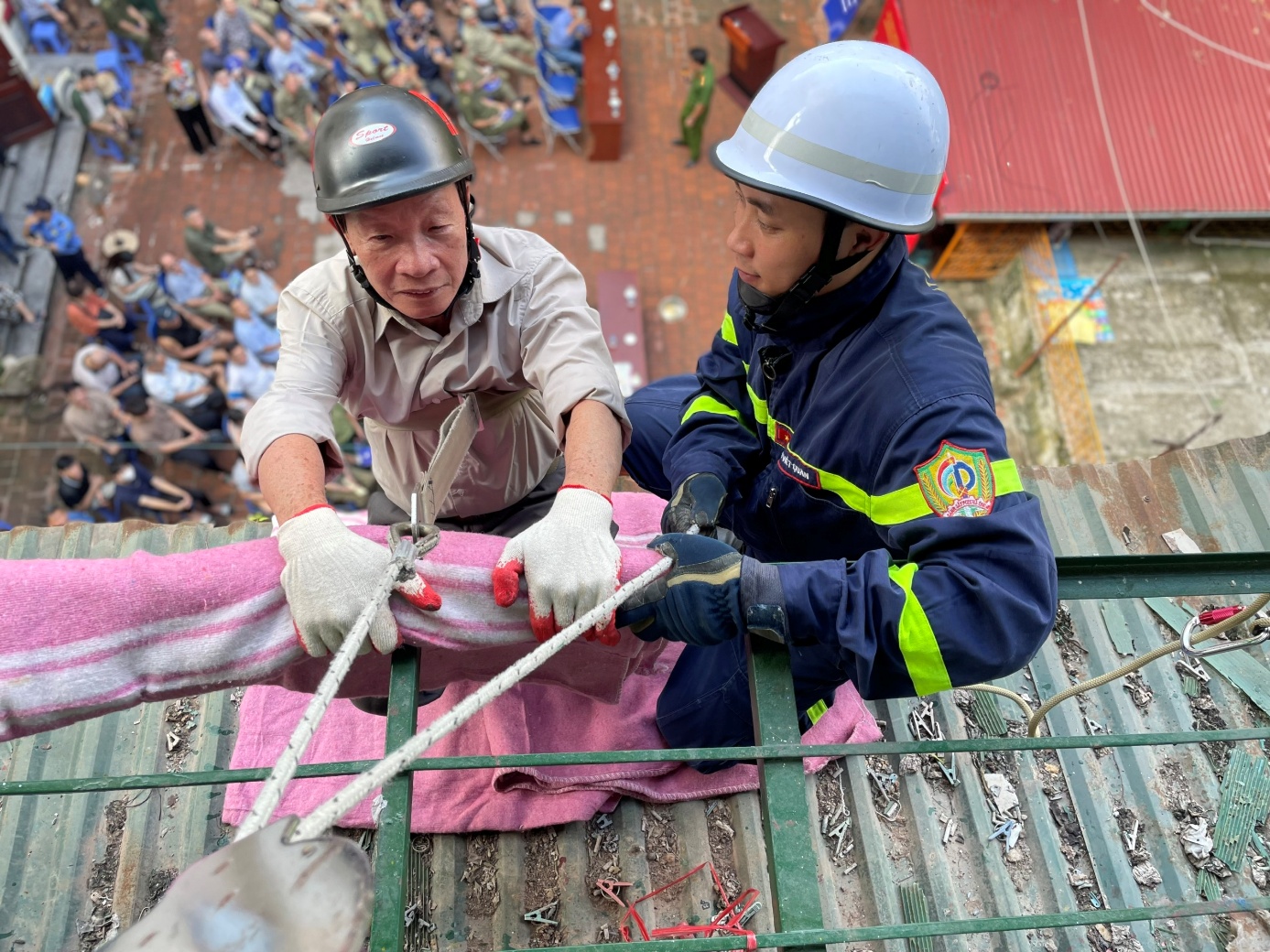 Công an phường Cửa Nam: Tổ chức Hội nghị tuyên truyền, phổ biến kiến thức pháp luật về phòng cháy, chữa cháy và hướng dẫn kỹ năng thoát nạn cho các hộ gia đình tại các khu chung cư, nhà tập thể cũ trên địa bàn phường Cửa Nam.- Ảnh 3.