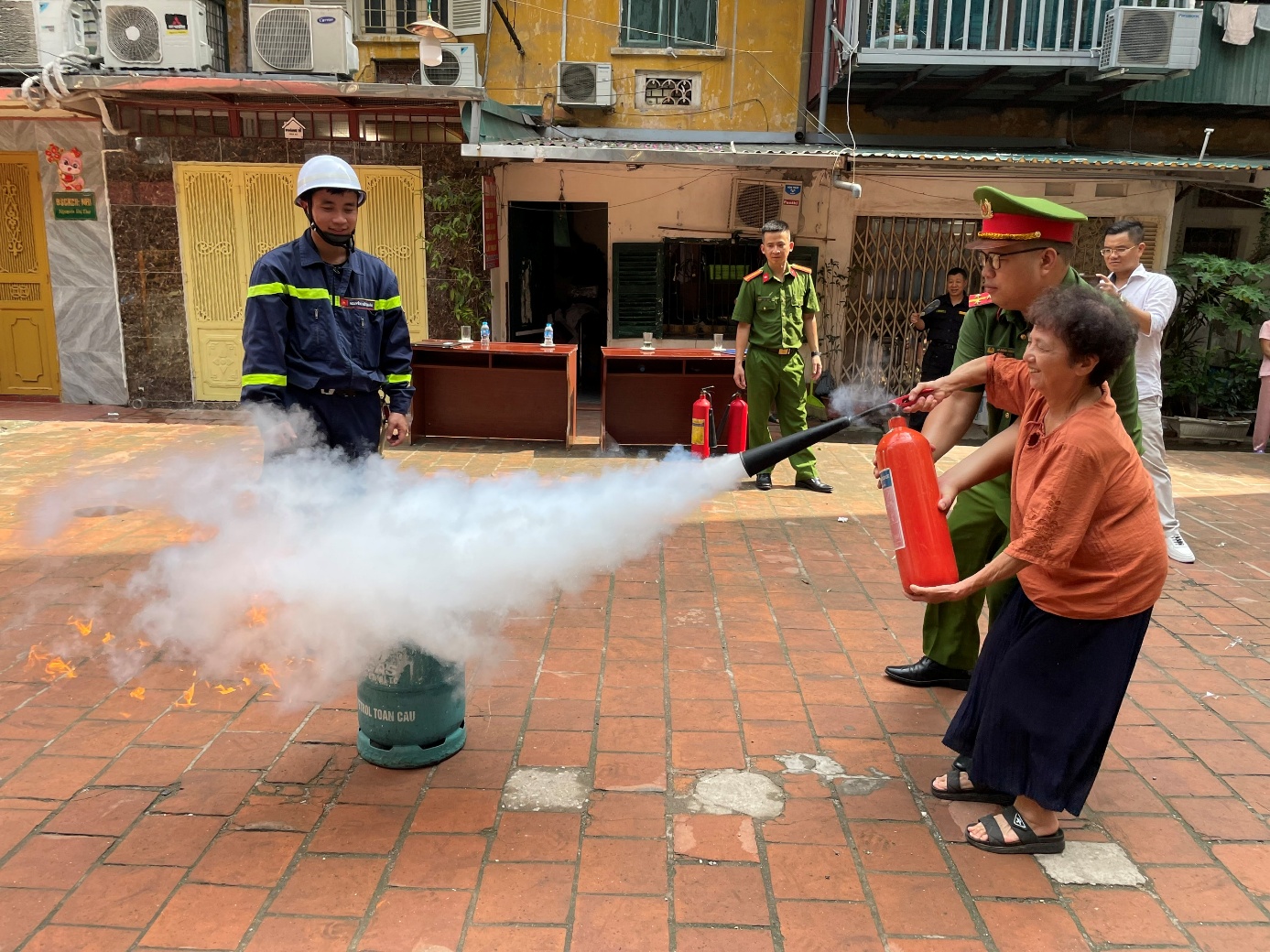 Công an phường Cửa Nam: Tổ chức Hội nghị tuyên truyền, phổ biến kiến thức pháp luật về phòng cháy, chữa cháy và hướng dẫn kỹ năng thoát nạn cho các hộ gia đình tại các khu chung cư, nhà tập thể cũ trên địa bàn phường Cửa Nam.- Ảnh 4.