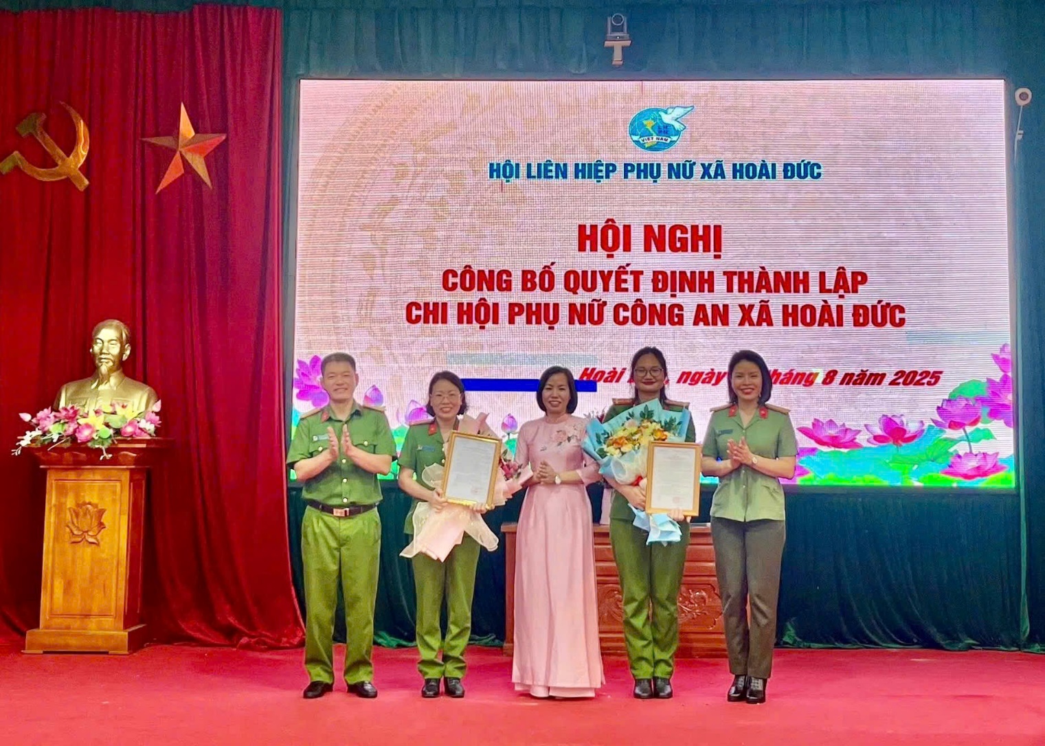 Hội LHPN xã công bố Quyết định thành lập Chi hội phụ nữ công an xã Hoài Đức- Ảnh 1.