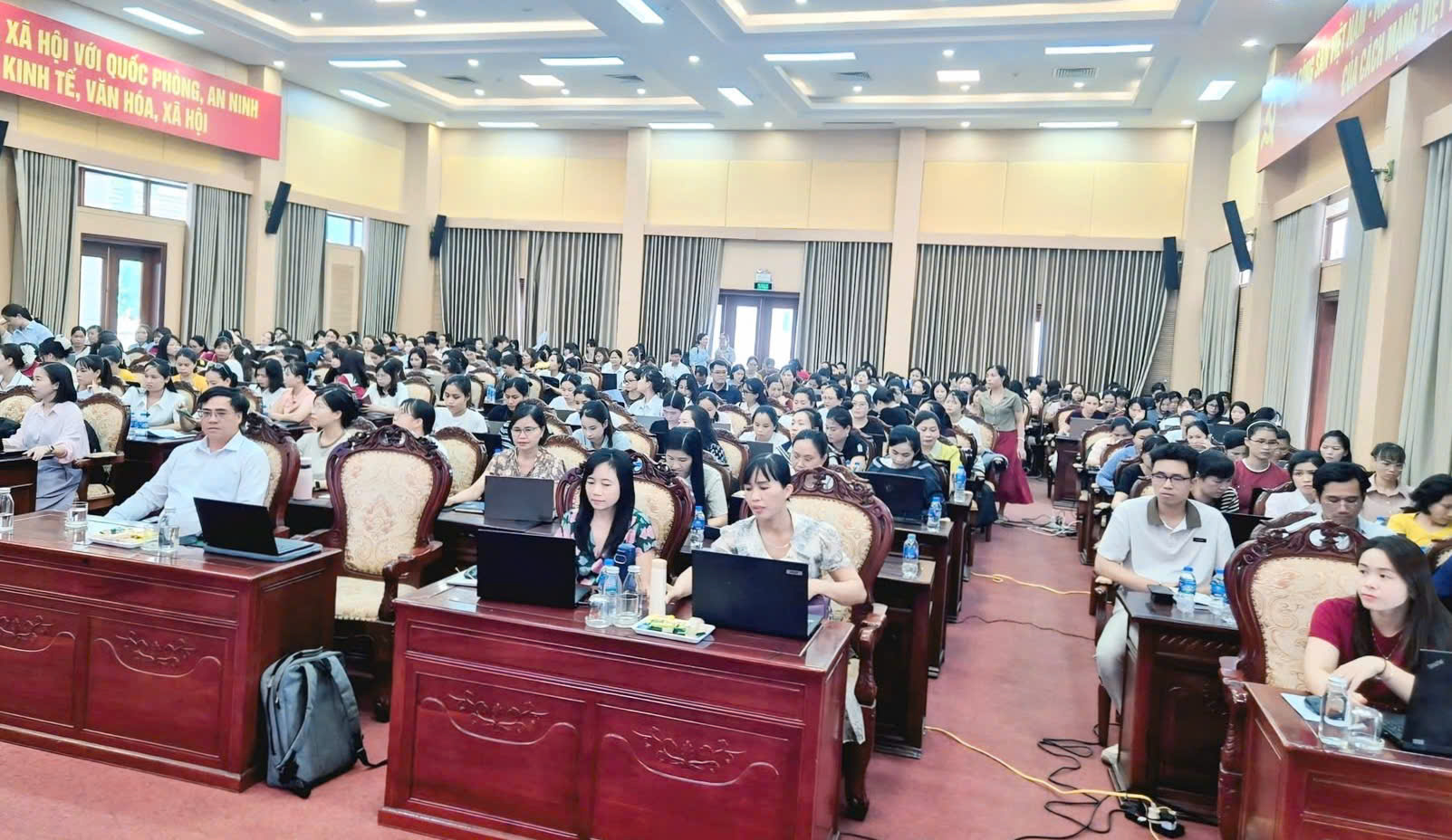 Phòng Văn hóa-Xã hội xã Hoài Đức tổ chức tập huấn sử dụng trí tuệ nhân tạo AI trong dạy học và chuyển đổi số- Ảnh 1.