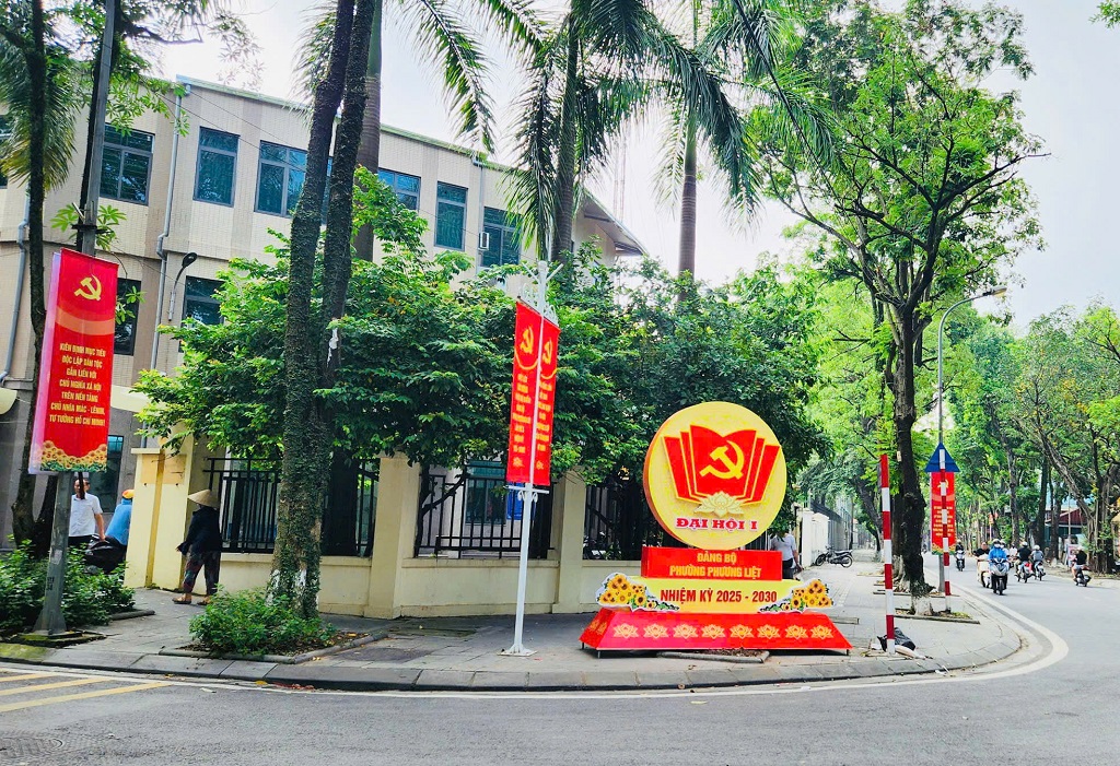 PHƯỜNG PHƯƠNG LIỆT TÍCH CỰC TUYÊN TRUYỀN TẠO KHÔNG KHÍ TƯNG BỪNG, PHẤN KHỞI CHÀO MỪNG ĐẠI HỘI ĐẠI BIỂU ĐẢNG BỘ PHƯỜNG LẦN THỨ NHẤT VÀ HƯỚNG TỚI ĐẠI HỘI ĐẢNG CÁC CẤP, NHIỆM KỲ 2025-2030- Ảnh 3.