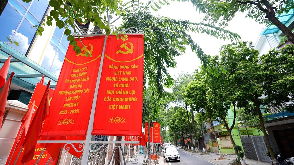 PHƯỜNG PHƯƠNG LIỆT TÍCH CỰC TUYÊN TRUYỀN TẠO KHÔNG KHÍ TƯNG BỪNG, PHẤN KHỞI CHÀO MỪNG ĐẠI HỘI ĐẠI BIỂU ĐẢNG BỘ PHƯỜNG LẦN THỨ NHẤT VÀ HƯỚNG TỚI ĐẠI HỘI ĐẢNG CÁC CẤP, NHIỆM KỲ 2025-2030- Ảnh 5.