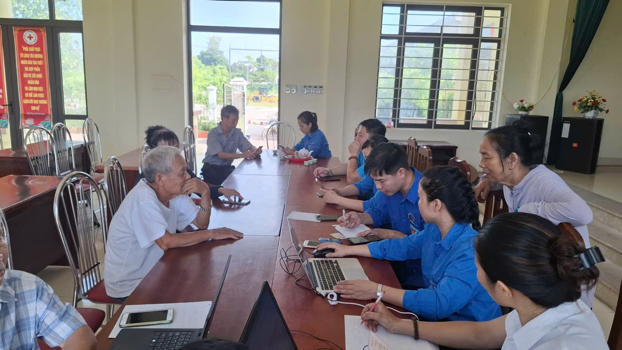 Tuổi trẻ Trung tâm Bảo trợ xã hội 2 Hà Nội hỗ trợ các đồng chí Đảng viên Chi bộ thôn Phù Yên (xã Ứng Thiên) cập nhật thông tin trên Cổng Dịch vụ công quốc gia- Ảnh 2.