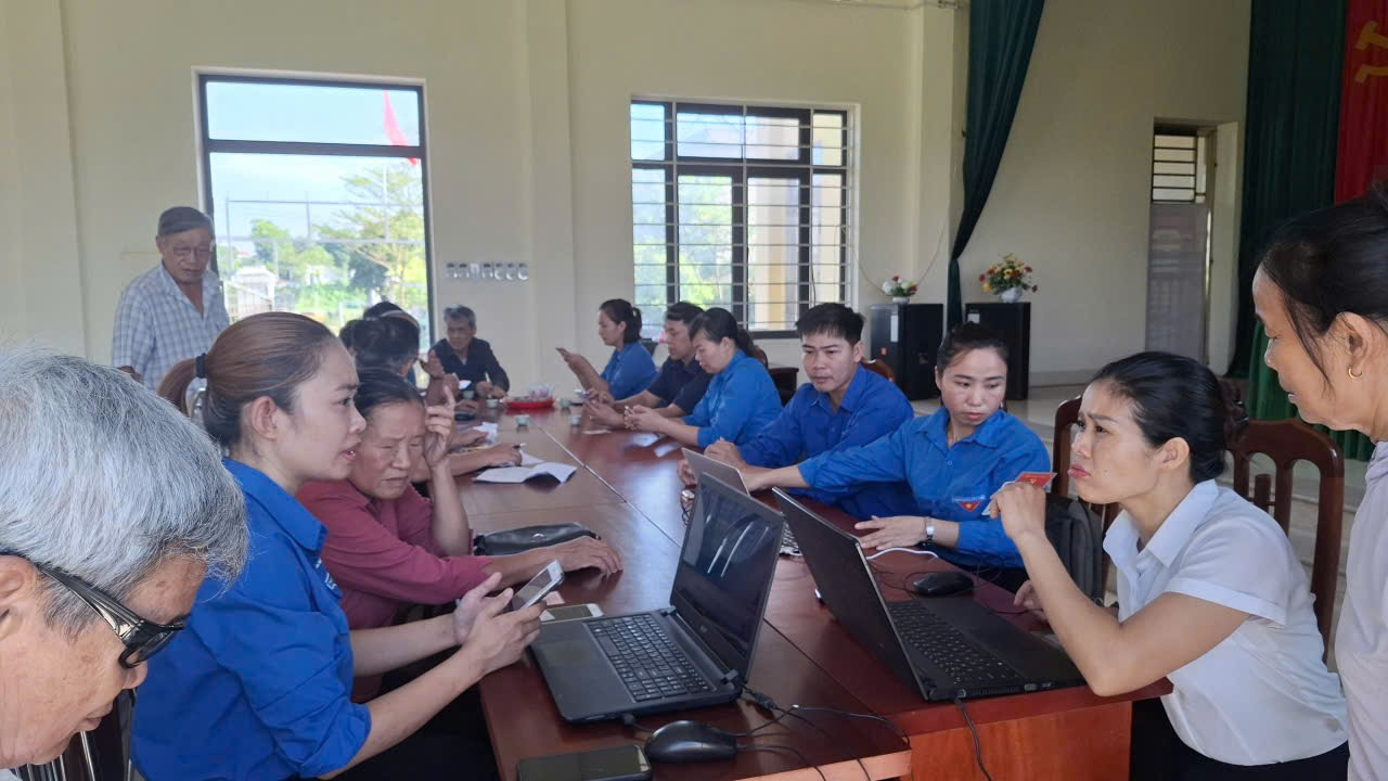 Tuổi trẻ Trung tâm Bảo trợ xã hội 2 Hà Nội hỗ trợ các đồng chí Đảng viên Chi bộ thôn Phù Yên (xã Ứng Thiên) cập nhật thông tin trên Cổng Dịch vụ công quốc gia- Ảnh 1.