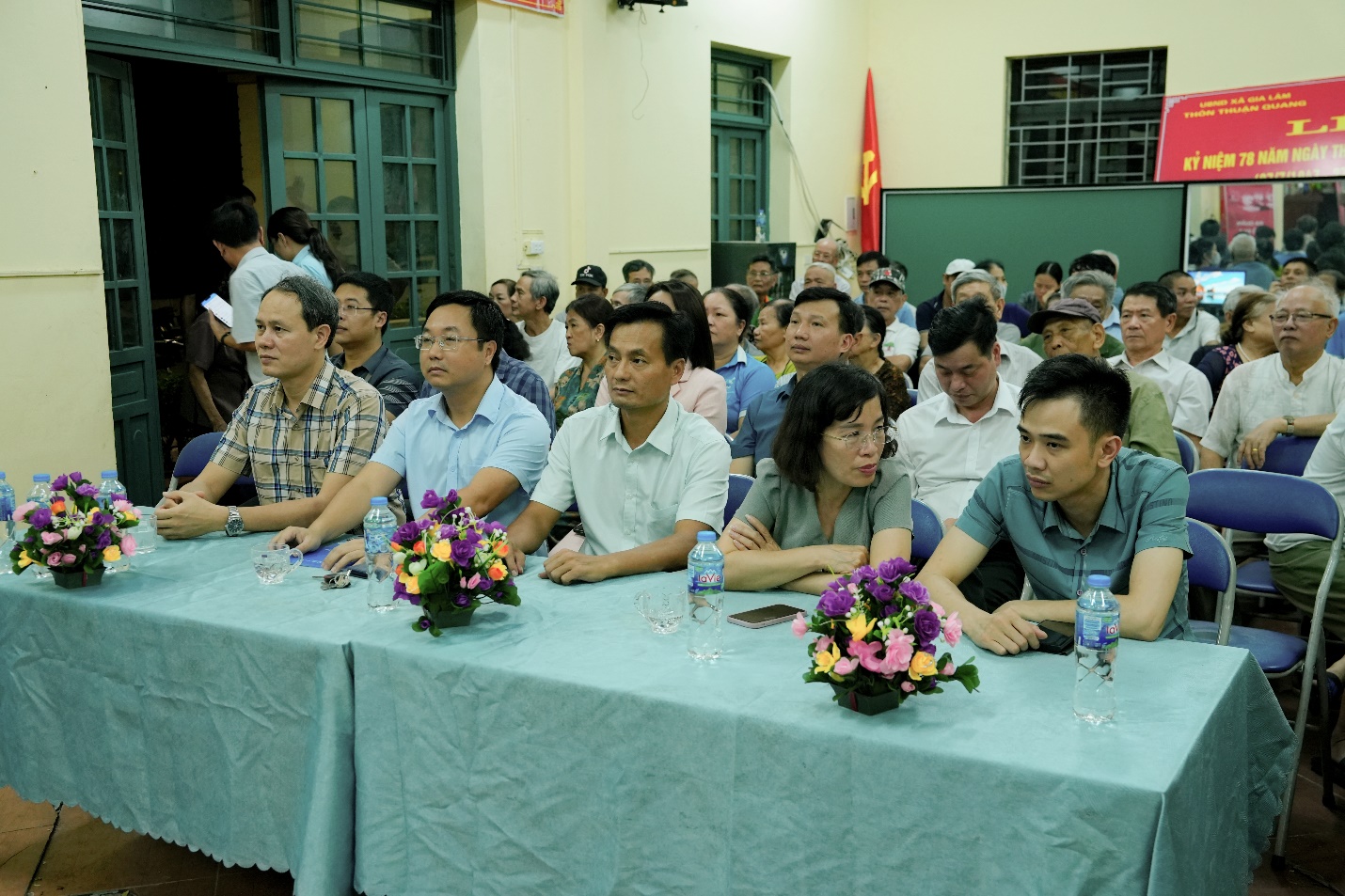 Gia Lâm ra mắt điểm “Bình dân học vụ số lưu động” và thực hiện Chiến dịch “45 ngày đêm ra quân hỗ trợ hoạt động chuyển đổi số tại các xã, phường trong giai đoạn đầu vận hành mô hình chính quyền địa phương hai cấp” - Ảnh 1.