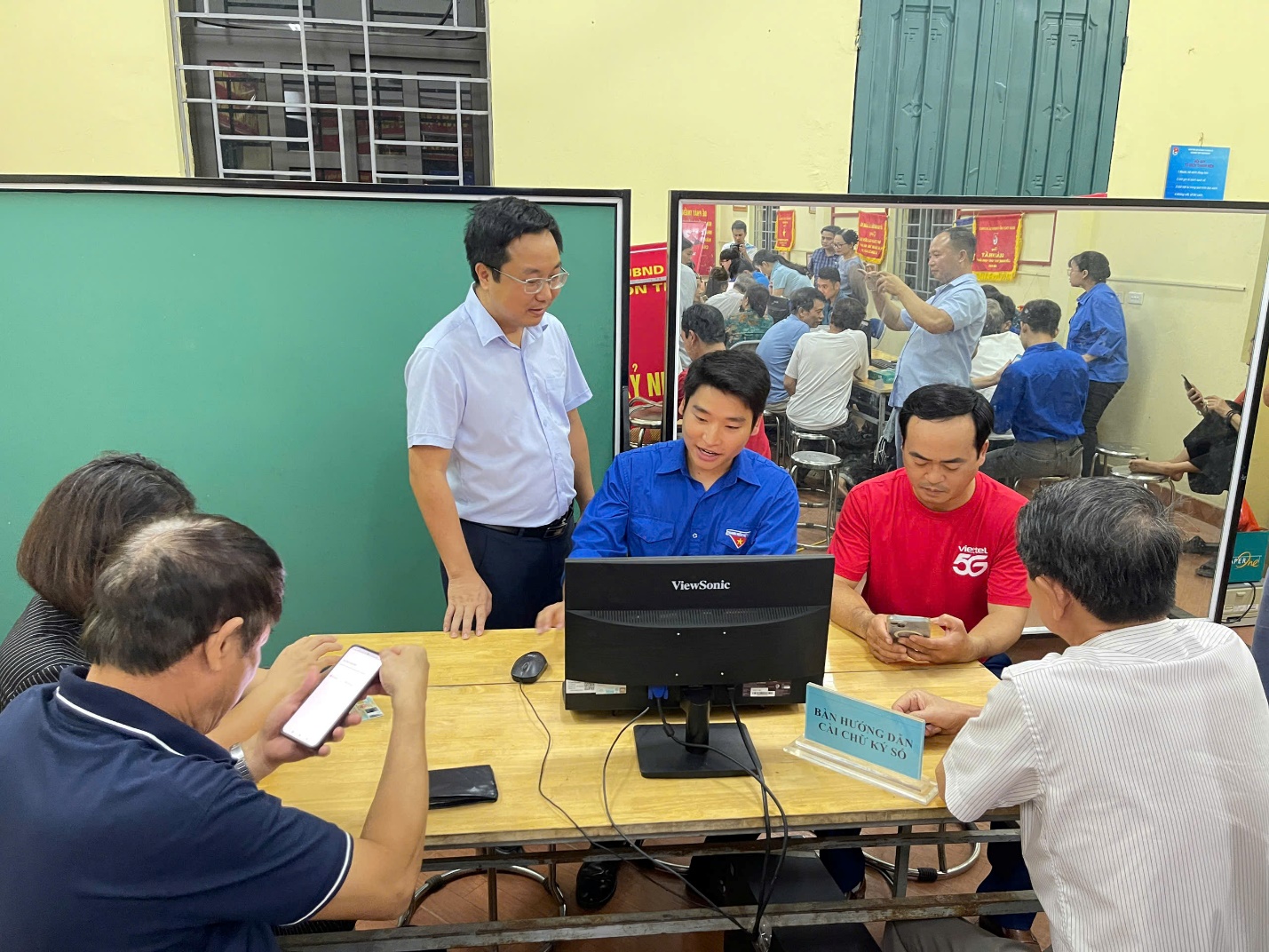 Gia Lâm ra mắt điểm “Bình dân học vụ số lưu động” và thực hiện Chiến dịch “45 ngày đêm ra quân hỗ trợ hoạt động chuyển đổi số tại các xã, phường trong giai đoạn đầu vận hành mô hình chính quyền địa phương hai cấp” - Ảnh 3.