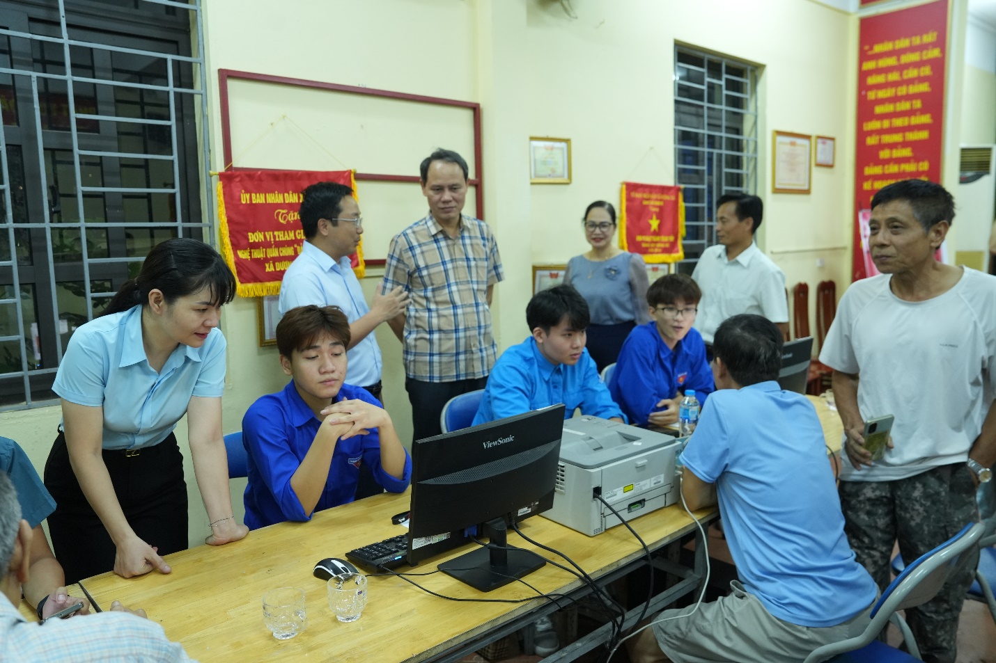 Gia Lâm ra mắt điểm “Bình dân học vụ số lưu động” và thực hiện Chiến dịch “45 ngày đêm ra quân hỗ trợ hoạt động chuyển đổi số tại các xã, phường trong giai đoạn đầu vận hành mô hình chính quyền địa phương hai cấp” - Ảnh 4.