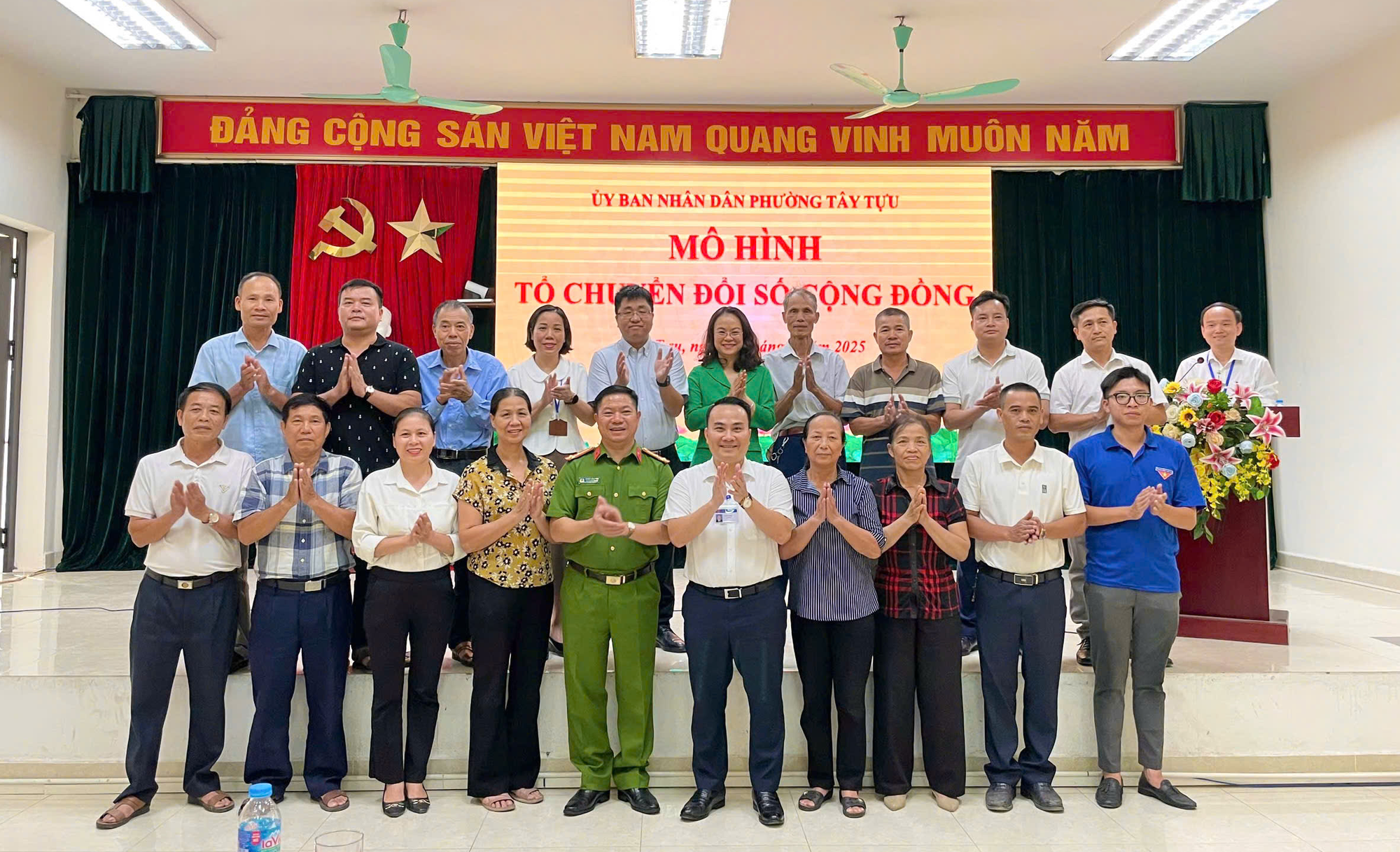 Phường Tây Tựu phát động phong trào “Bình dân học vụ số” và triển khai Chỉ thị số 11/CT-UBND ngày 24/7/2025 của UBND thành phố Hà Nội- Ảnh 3.