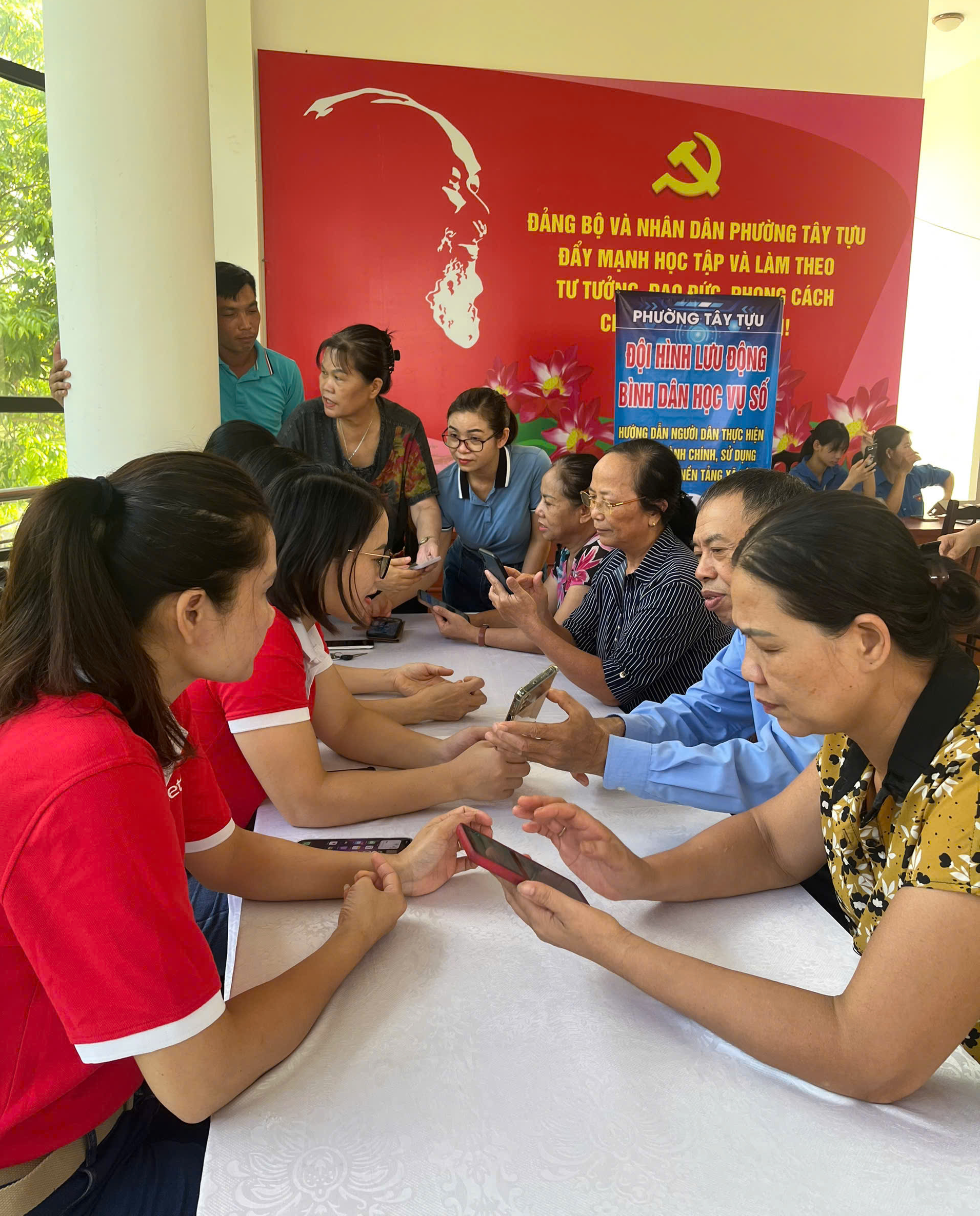 Phường Tây Tựu phát động phong trào “Bình dân học vụ số” và triển khai Chỉ thị số 11/CT-UBND ngày 24/7/2025 của UBND thành phố Hà Nội- Ảnh 6.