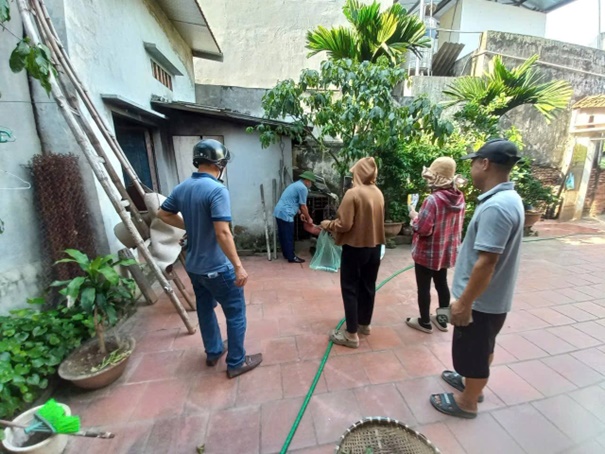 Trạm Y tế xã Hoài Đức tổ chức chiến dịch vệ sinh môi trường, diệt bọ gậy, phun hóa chất diệt muỗi chủ động phòng chống bệnh sốt xuất huyết- Ảnh 8.