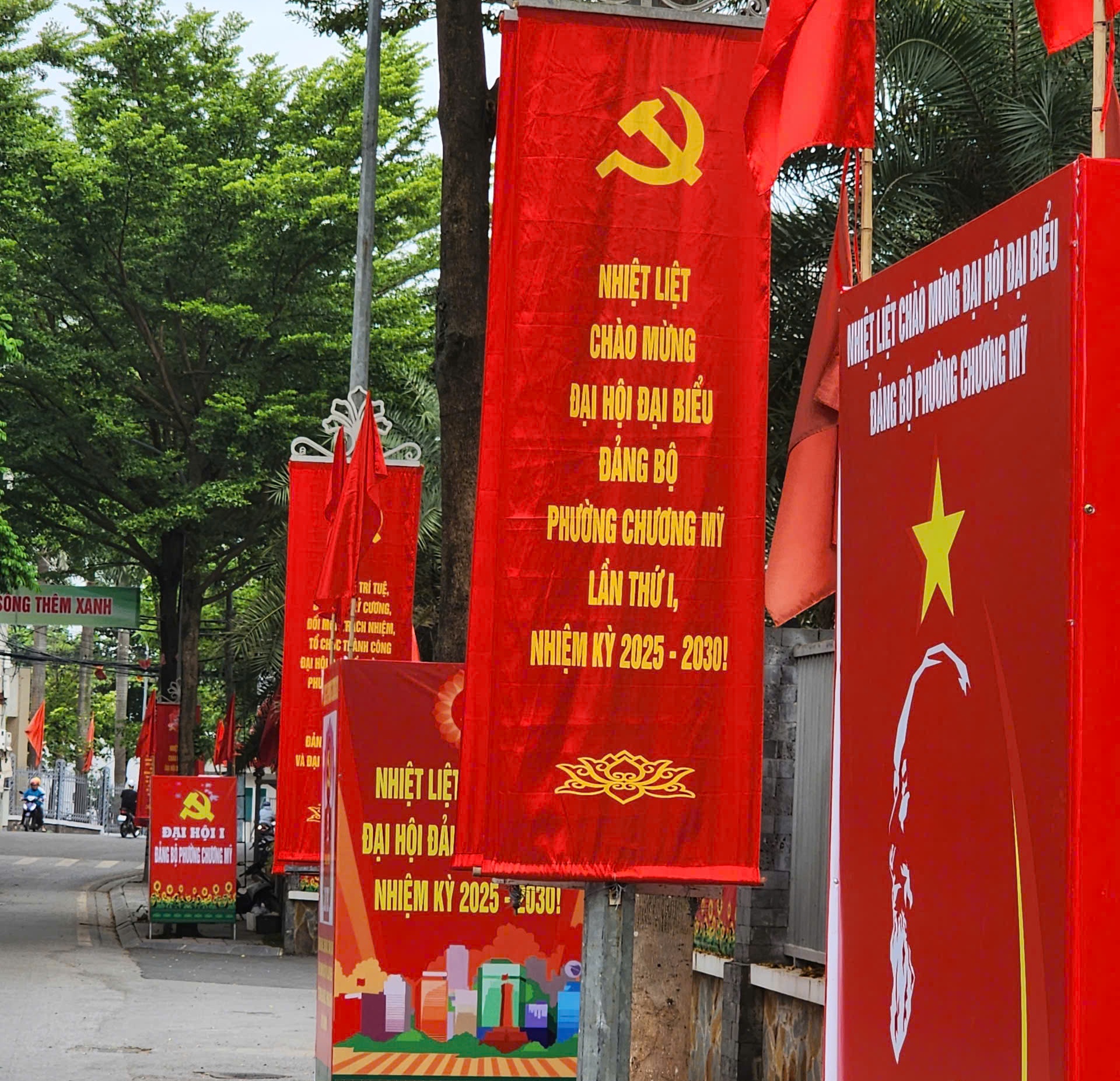 Rực rỡ cờ hoa chào mừng Đại hội đại biểu Đảng bộ phường Chương Mỹ lần thứ I, nhiệm kỳ 2025 - 2030- Ảnh 4.