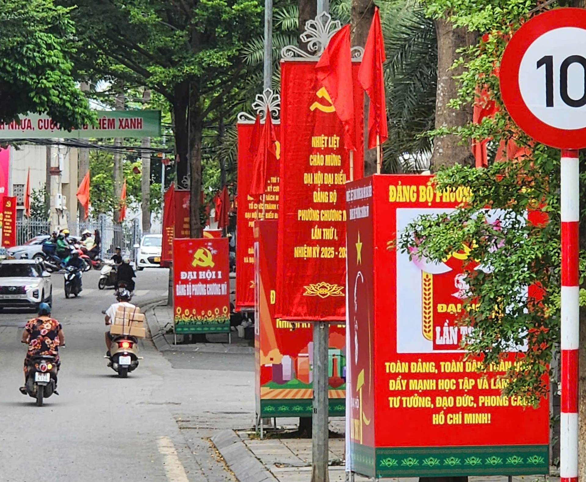 Rực rỡ cờ hoa chào mừng Đại hội đại biểu Đảng bộ phường Chương Mỹ lần thứ I, nhiệm kỳ 2025 - 2030- Ảnh 5.