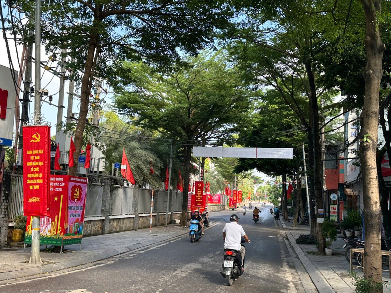 Rực rỡ cờ hoa chào mừng Đại hội đại biểu Đảng bộ phường Chương Mỹ lần thứ I, nhiệm kỳ 2025 - 2030- Ảnh 9.