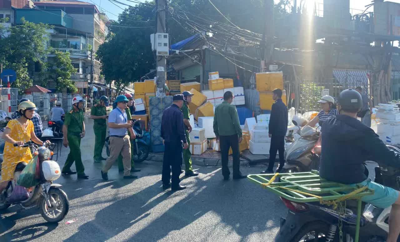 PHƯỜNG HỒNG HÀ RA QUÂN TỔNG VỆ SINH, CHỈNH TRANG ĐÔ THỊ CHÀO MỪNG ĐẠI HỘI ĐẢNG BỘ PHƯỜNG LẦN THỨ NHẤT, NHIỆM KÌ 2025-2030- Ảnh 2.