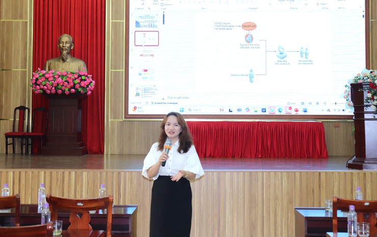 Đưa chuyển đổi số đến từng người dân: Trung tâm Phục vụ hành chính công phối hợp với xã Bát Tràng vào cuộc mạnh mẽ- Ảnh 3.