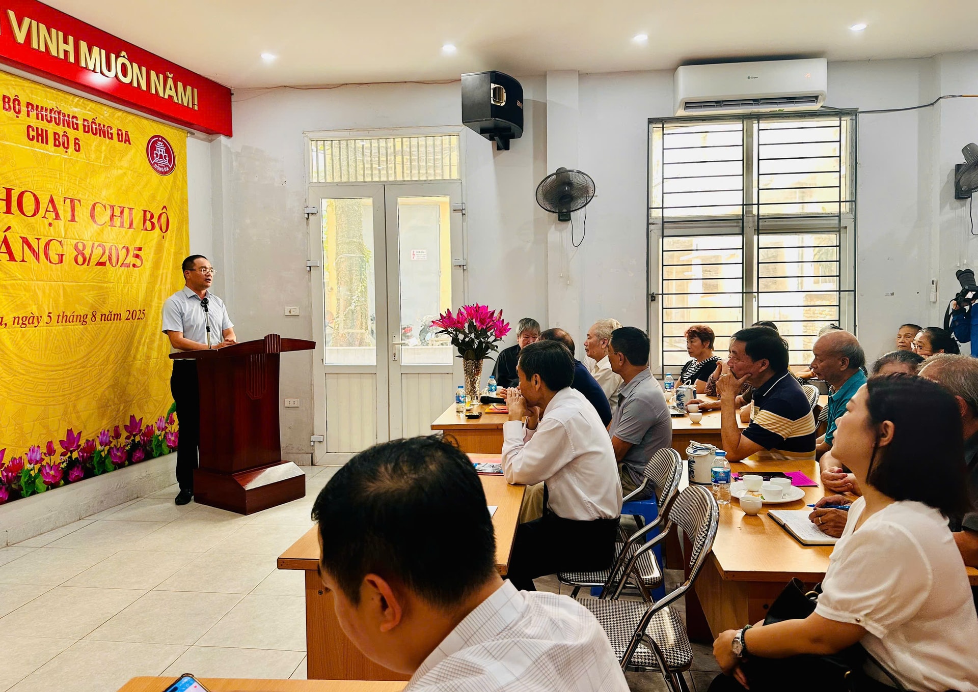Bí thư Đảng ủy phường Đống Đa dự sinh hoạt tại Chi bộ 6- Ảnh 1.