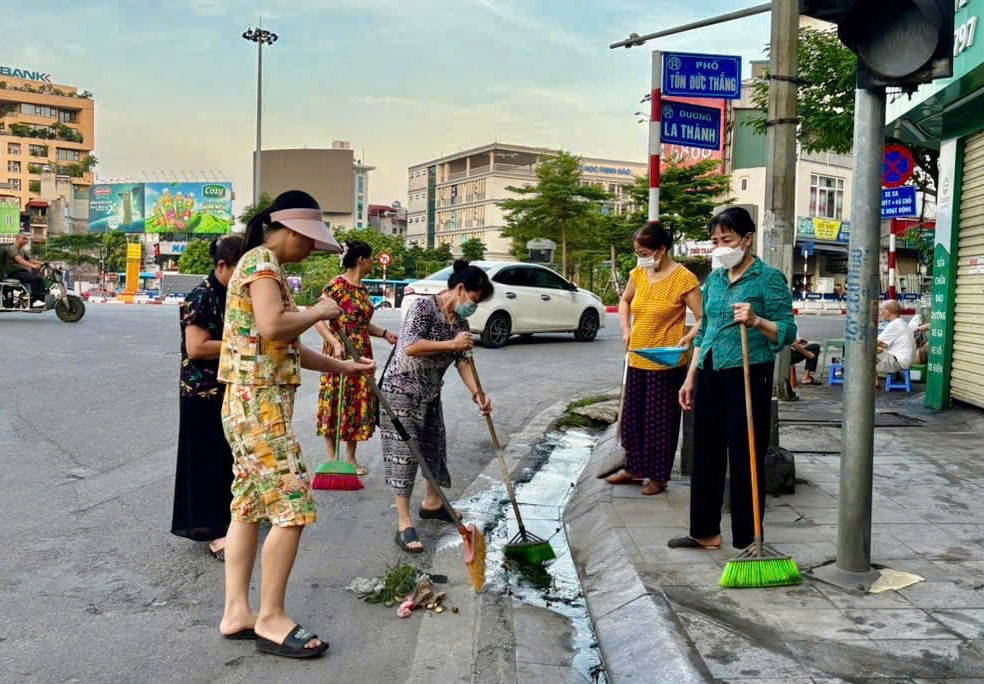 Các phường Đống Đa, Văn Miếu - Quốc Tử Giám, Ô Chợ Dừa ra quân duy trì vệ sinh môi trường- Ảnh 6.