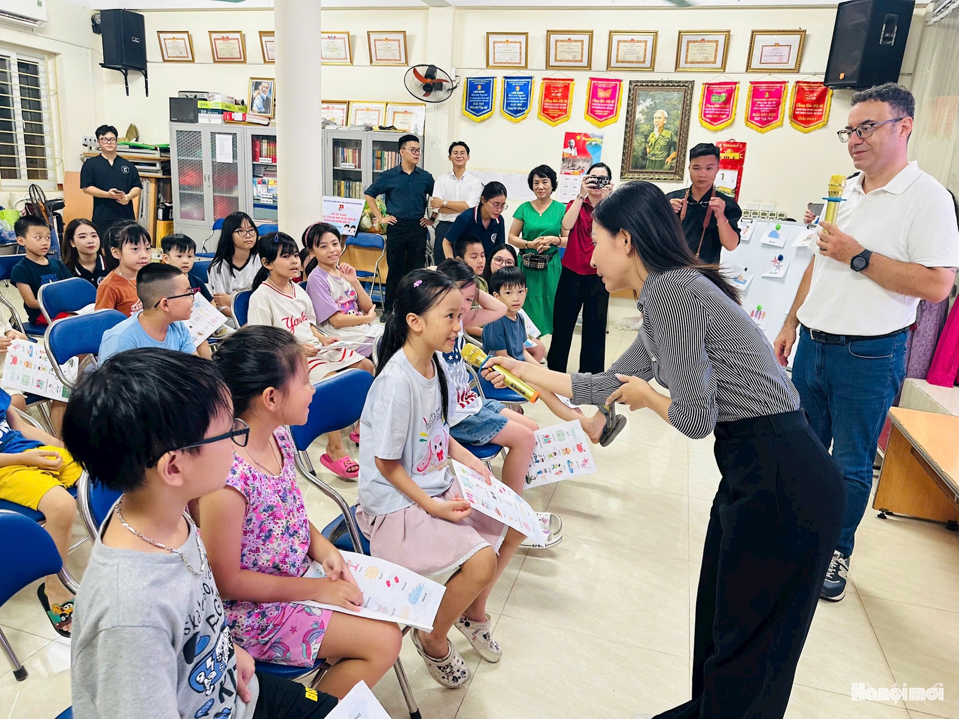 Lớp học tiếng Anh vui vẻ của thiếu nhi phường Đống Đa- Ảnh 6.