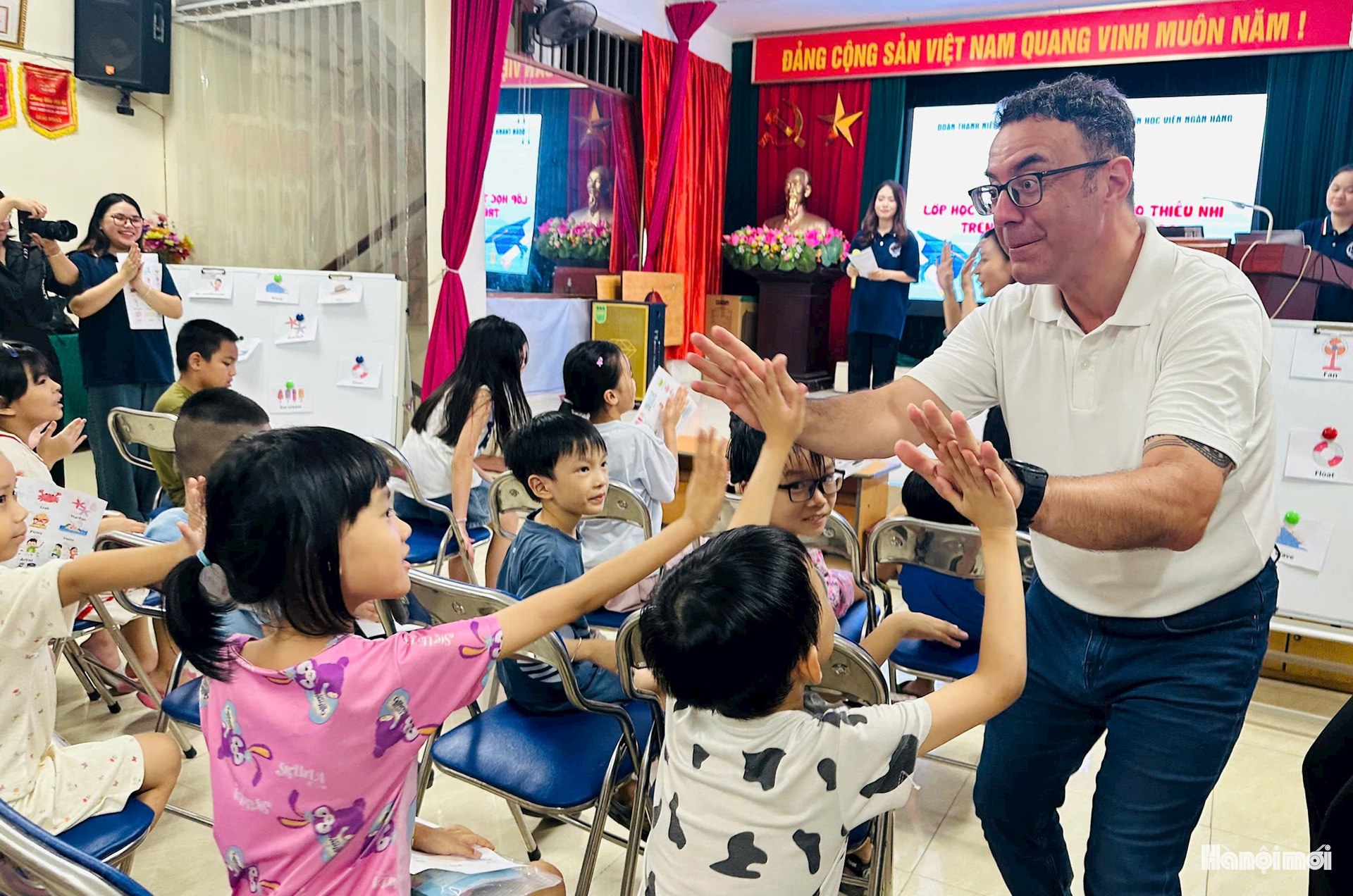 Lớp học tiếng Anh vui vẻ của thiếu nhi phường Đống Đa- Ảnh 2.