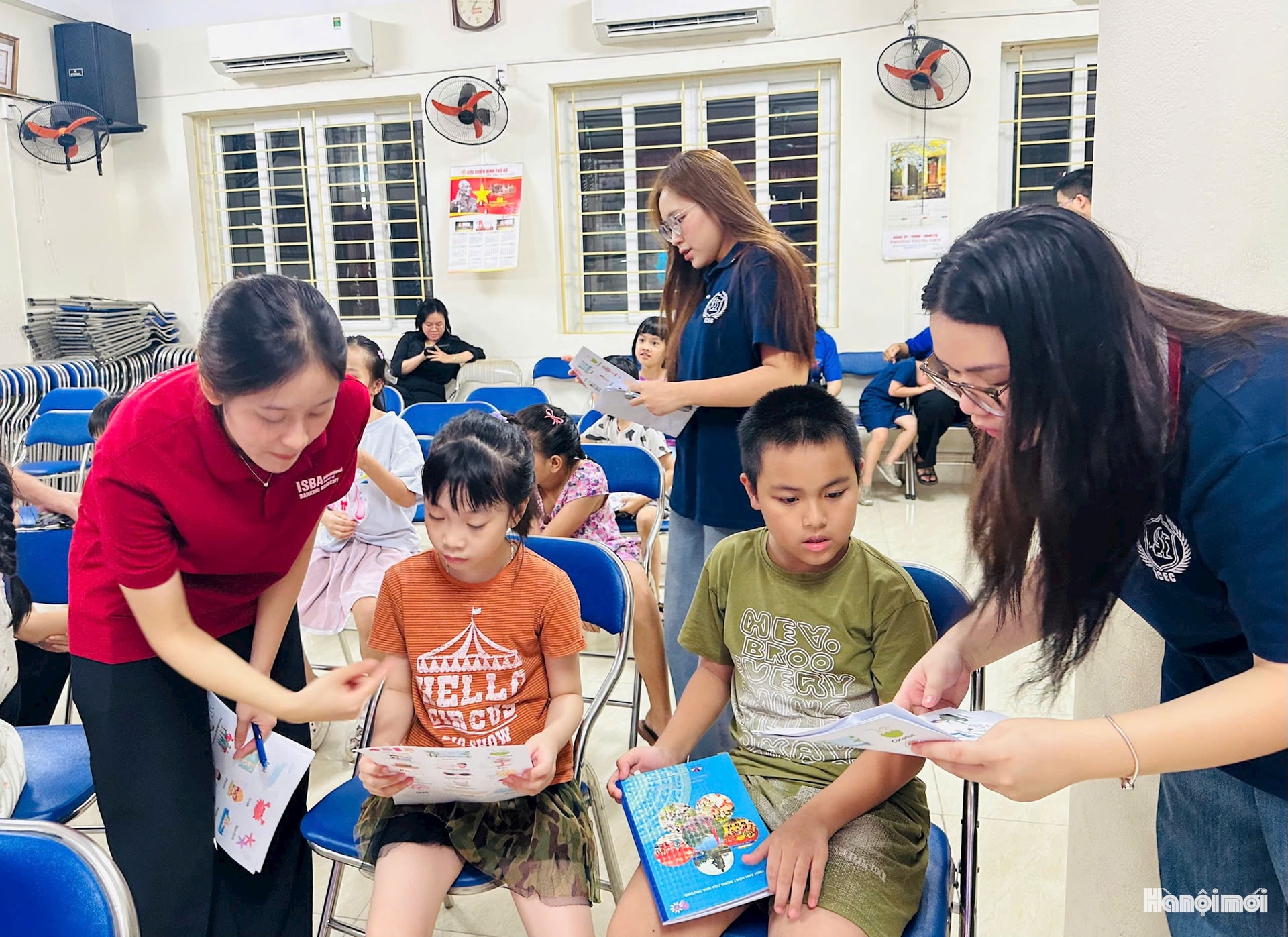 Lớp học tiếng Anh vui vẻ của thiếu nhi phường Đống Đa- Ảnh 4.