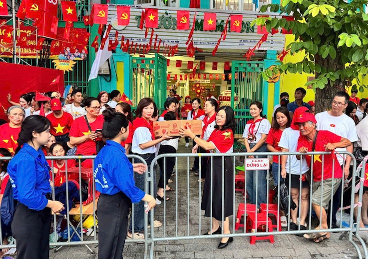 Trường học mở cửa, đón nhân dân, cựu chiến binh nghỉ ngơi xem diễu binh A80- Ảnh 2.
