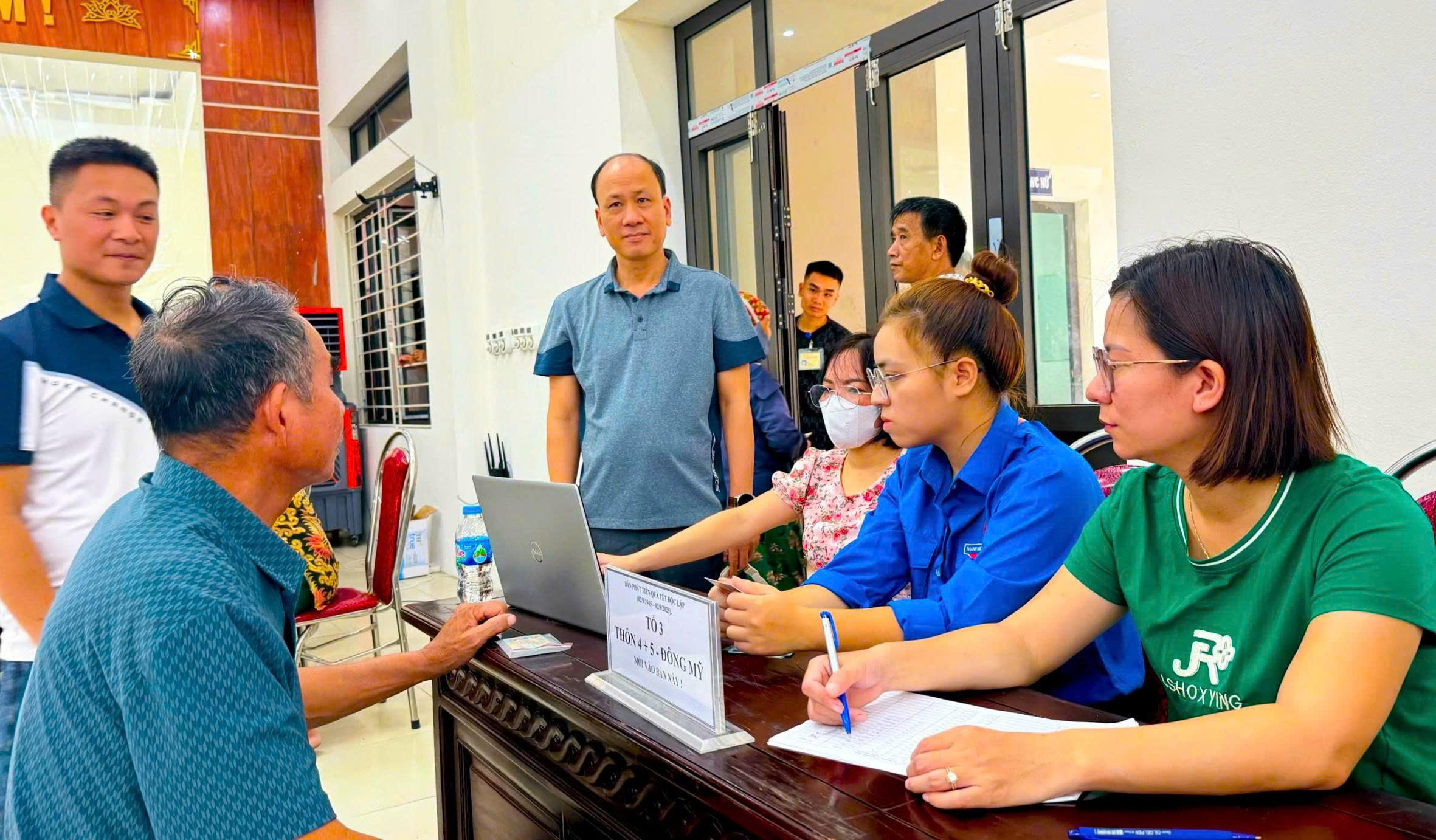 Lãnh đạo xã Nam Phù kiểm tra công tác chi trả quà tặng nhân dân dịp Quốc khánh 2/9