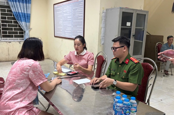 Công an xã Hoài Đức hỗ trợ chính quyền xã xuyên đêm phát quà của Chính phủ cho nhân dân dịp 2/9- Ảnh 1.