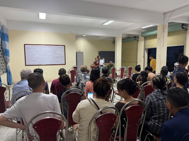 Công an xã Hoài Đức hỗ trợ chính quyền xã xuyên đêm phát quà của Chính phủ cho nhân dân dịp 2/9- Ảnh 2.