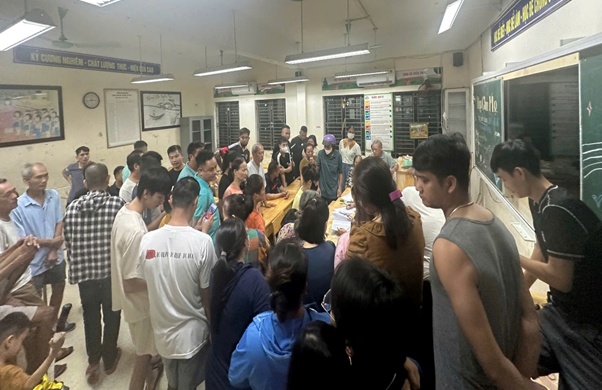 Công an xã Hoài Đức hỗ trợ chính quyền xã xuyên đêm phát quà của Chính phủ cho nhân dân dịp 2/9- Ảnh 3.