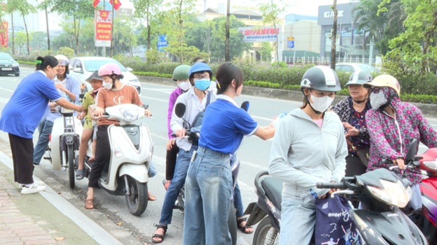 UBND xã Hoài Đức thăm, tặng quà lực lượng Đoàn Thanh niên tại điểm chốt hỗ trợ nhân dân dịp kỷ niệm 80 năm Quốc khánh 2/9- Ảnh 3.