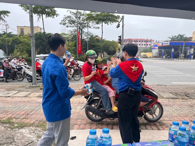 UBND xã Hoài Đức thăm, tặng quà lực lượng Đoàn Thanh niên tại điểm chốt hỗ trợ nhân dân dịp kỷ niệm 80 năm Quốc khánh 2/9- Ảnh 5.