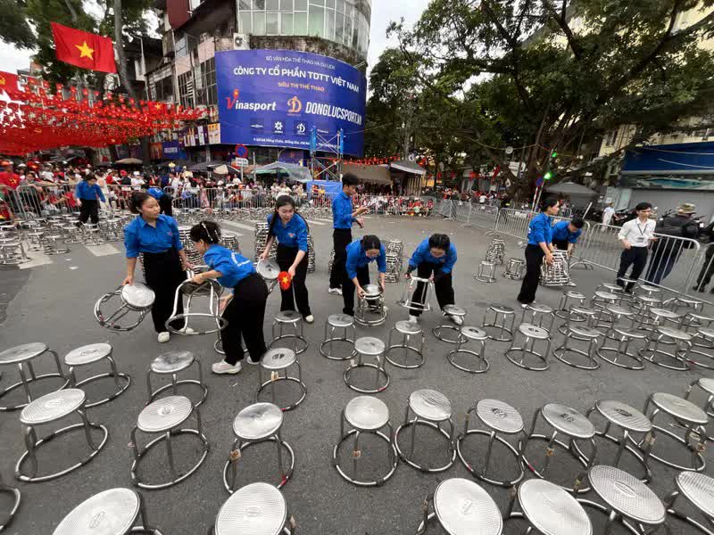 Phường Ô Chợ Dừa bố trí hàng trăm chỗ ngồi ưu tiên để cựu chiến binh xem Tổng duyệt A80- Ảnh 4.