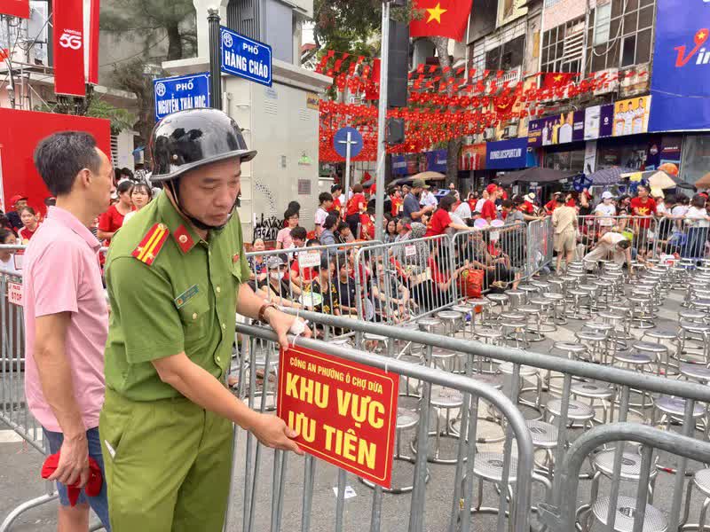 Phường Ô Chợ Dừa bố trí hàng trăm chỗ ngồi ưu tiên để cựu chiến binh xem Tổng duyệt A80- Ảnh 1.
