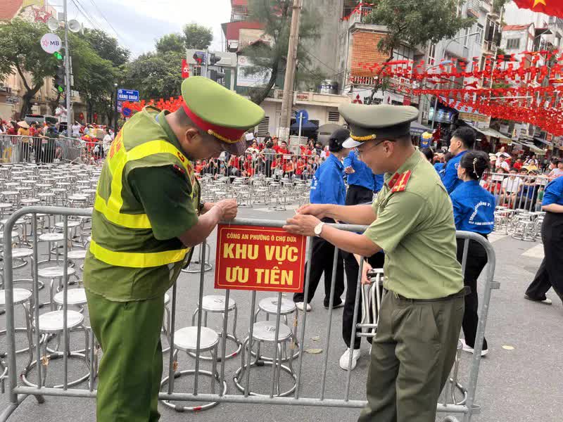 Phường Ô Chợ Dừa bố trí hàng trăm chỗ ngồi ưu tiên để cựu chiến binh xem Tổng duyệt A80- Ảnh 5.