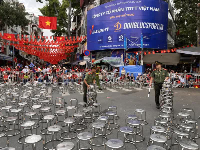 Phường Ô Chợ Dừa bố trí hàng trăm chỗ ngồi ưu tiên để cựu chiến binh xem Tổng duyệt A80- Ảnh 6.