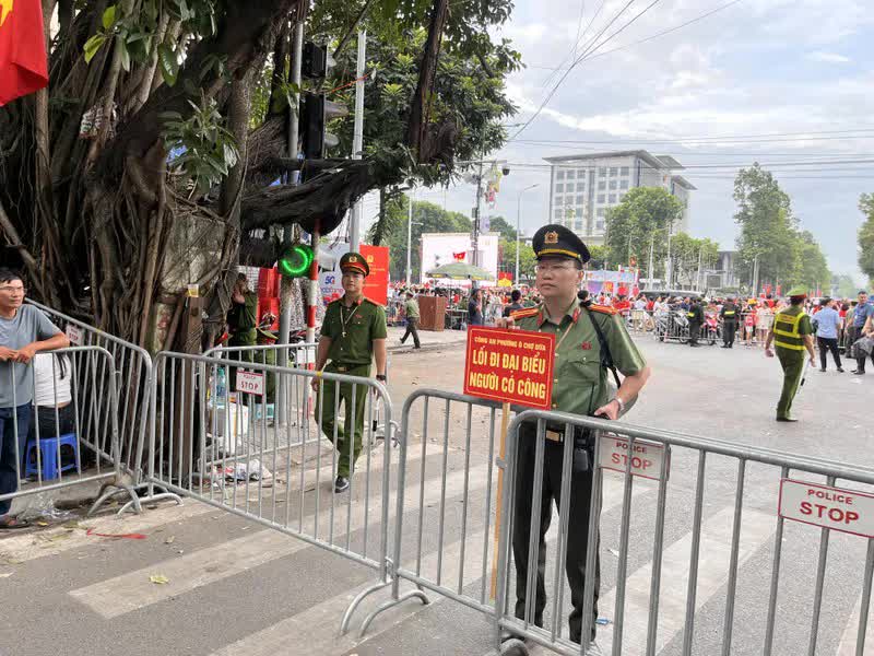 Phường Ô Chợ Dừa bố trí hàng trăm chỗ ngồi ưu tiên để cựu chiến binh xem Tổng duyệt A80- Ảnh 7.