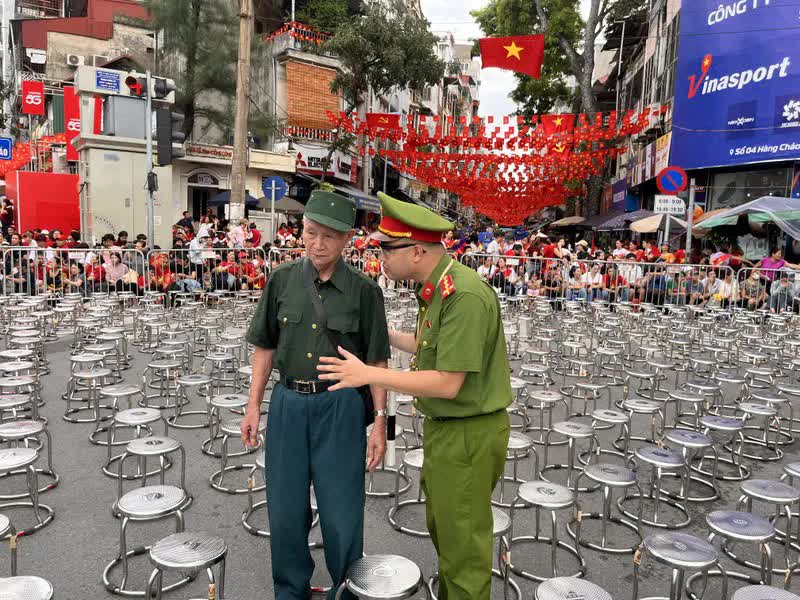 Phường Ô Chợ Dừa bố trí hàng trăm chỗ ngồi ưu tiên để cựu chiến binh xem Tổng duyệt A80- Ảnh 8.