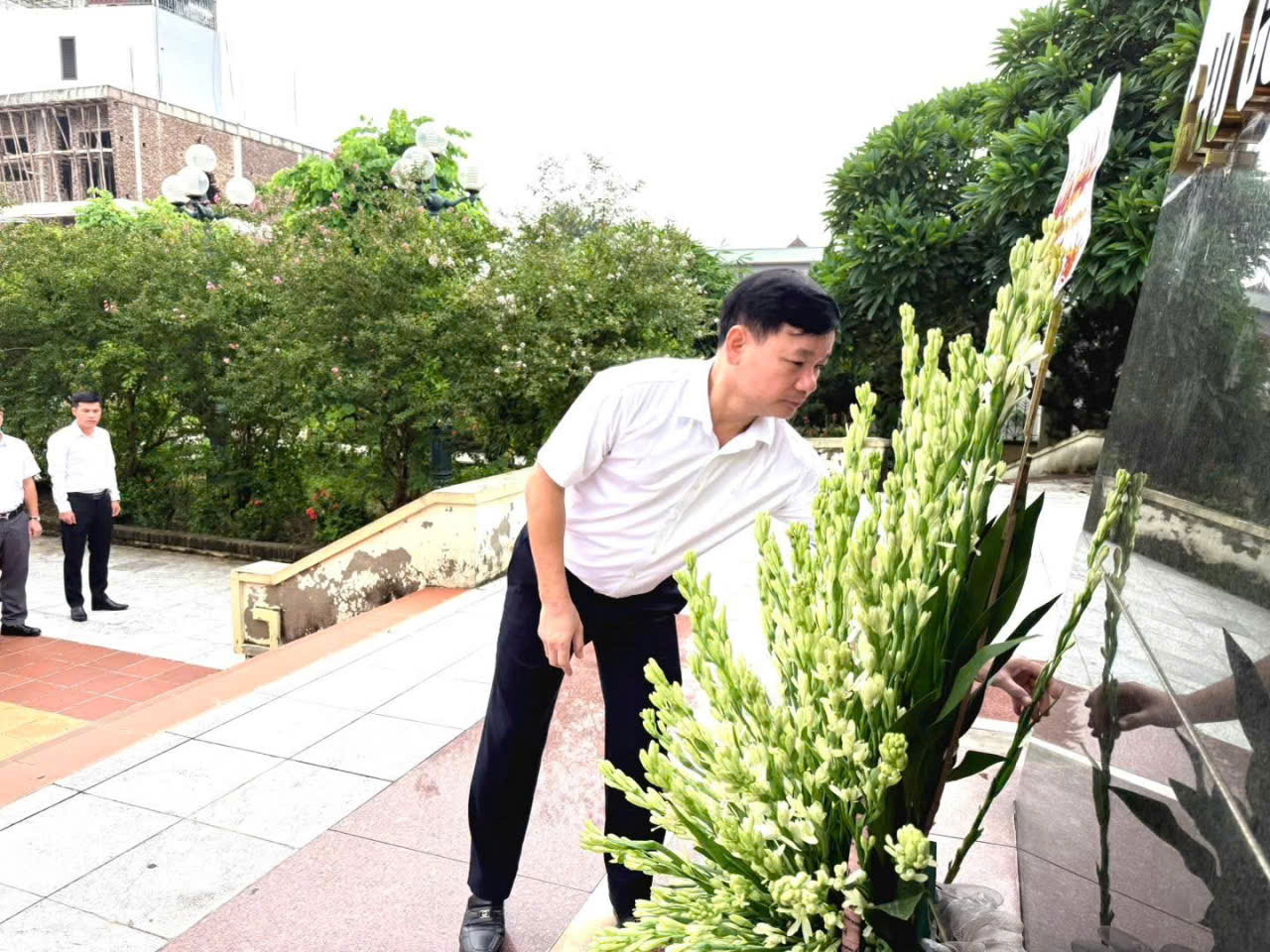 Dâng hương nhân kỷ niệm 80 năm Quốc khánh nước Cộng hòa xã hội chủ nghĩa Việt Nam (02/9/1945 - 02/9/2025)- Ảnh 2.
