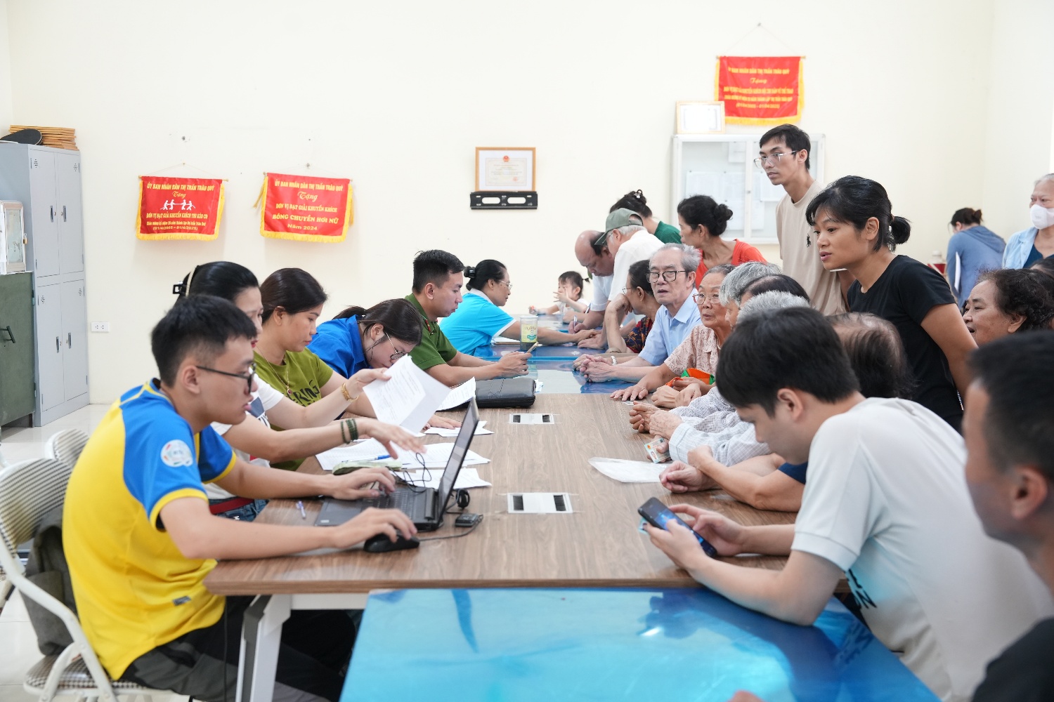 Xã Gia Lâm tổ chức chi trả quà 2/9 tới nhân dân trên địa bàn- Ảnh 2.